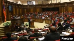 Armenia -- Prime Minister Nikol Pashinian speaks in the parliament, Yerevan, April 15, 2020.