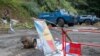 Vehicule ale Jandarmeriei Franceze eliberează drumuri din Noua Caledonie blocate de mașinile incendiate de protestatari.