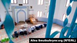 Мусульмани моляться в мечеті кримського села Ближнє, фото минулорічне