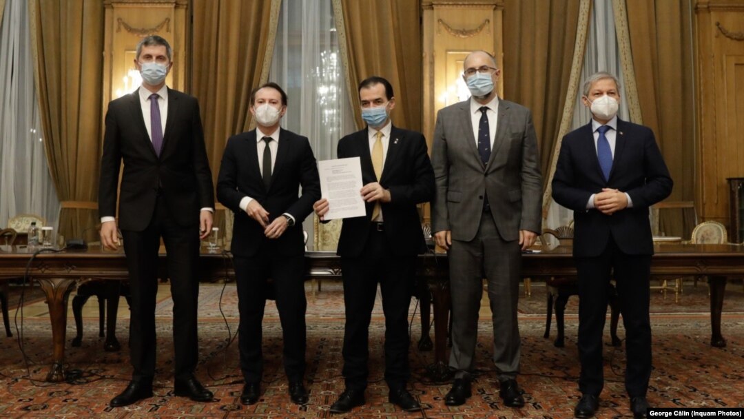 Dan Barna, președintele USR (stânga), premierul Florin Cîțu, Ludovic Orban, președintele PNL, Kelemen Hunor, președintele UDMR, Dacian Cioloș, președinte PLUS (dreapta) în momentul semnării acordul de colaborare guvernamentală, decembrie 2020, Palatul Parlamentului. 