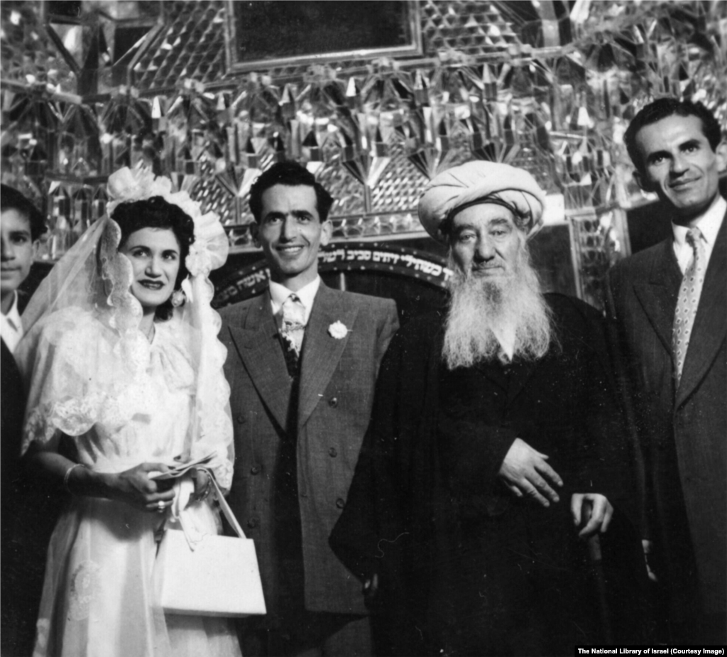 1950-йилларда Эрондаги яҳудий тўй маросими. Маросимни мамлакат бош раввини Шломо Коэн Цедек (ўртада, ўнг томонда) бошқармоқда.Гуруҳ орқасидаги ибронийча ёзувда Қадимий Аҳддан иқтибос келтирилган: “Хотининг уйингда узум дарахтидек бўлса, фарзандларинг дастурхонинг атрофида зайтун новдалари каби.”