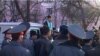 Темир Сариевди милиция кызматкерлерине кайрылып сүйлөп жатат 