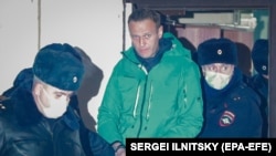 Олексія Навального виводять із поліційної дільниці в Химках під Москвою після імпровізованого «суду», 18 січня 2021 року