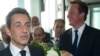 Francuski predsednik Nikola Sarkozi (levo) i britanski premijer Dejvid Kameron stižu u Corinthia Hotel u centru Tripolija, 15. septembar 2011.