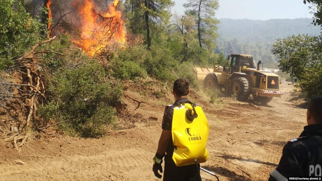 Pompieri români ajută la stingerea incendiilor din insula Evia, Grecia, august 2021.