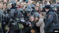 Поліція затримує учасників акції протесту, Москва, Росія, 26 березня 2017 року