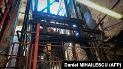 Un miner iese din tură la mina de cărbune Lonea din Petrila, România, unul dintre orașele miniere de cărbune situat în zona montană a Vării Jiului - 24 noiembrie 2020.