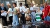 Redovi za vizu biće prošlost u Srbiji, Makedoniji i Crnoj Gori. Na fotografiji red ispred Ambasade Grčke u Beogradu