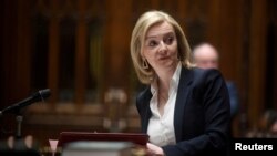 Premierul britanic Liz Truss și-a anunțat joi demisia, dar va rămâne în funcţie până la alegerea succesorului său pe 28 octombrie. 