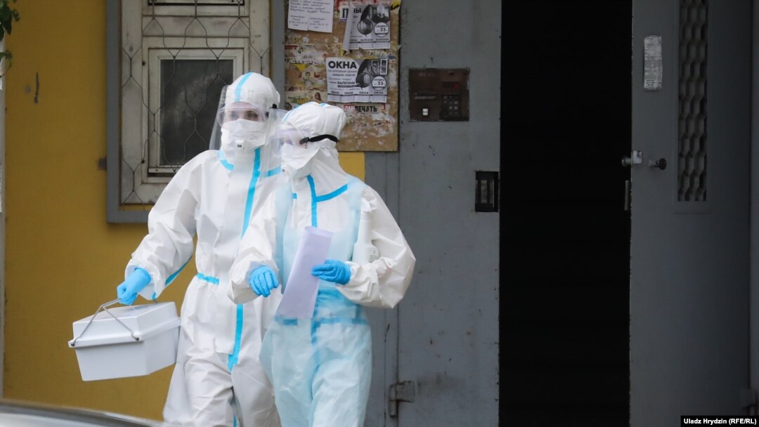 Paramedici în costume speciale de protecție