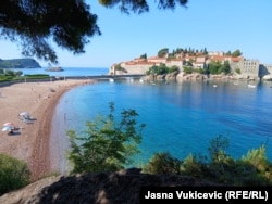 Insula și plaja Sveti Stefan, în sezonul estival 2025.