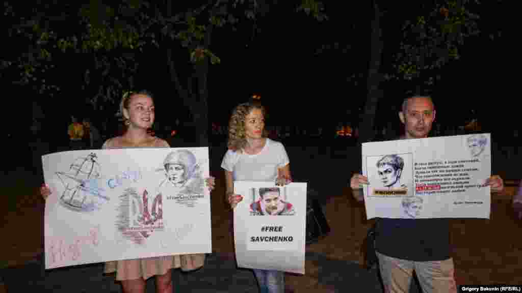28 вересня, напередодні чергового засідання у справі Савченко, в Ростові-на-Дону група активістів провела пікет з вимогою звільнити її та інших політв'язнів у Росії