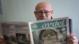 Главный редактор Шевкет Кайбуллаев читает свежий номер газеты «Авдет», архивное фото