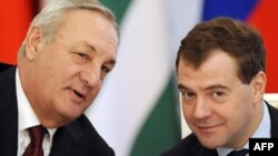 Скорее всего, истоки нынешней «борьбы» следует искать во внешнем факторе. За три ближайших года Россия обязалась выделить Абхазии более 10 миллиардов рублей