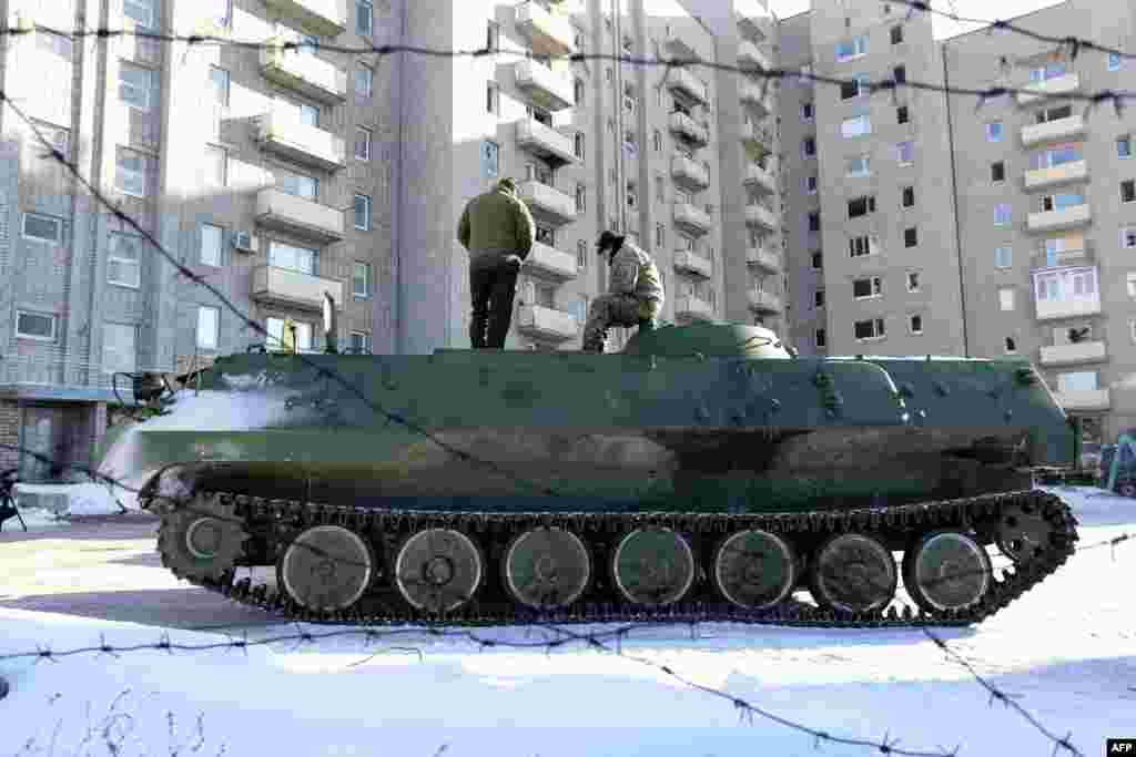 Працівники медичної служби чергують на броні евакуаційного транспорту після того, як вони доправили поранених військовослужбовців до лікарні у підконтрольній Україні Авдіївці, що у Донецькій області. 30 січня 2017 року БІЛЬШЕ ПРО ЦЕ