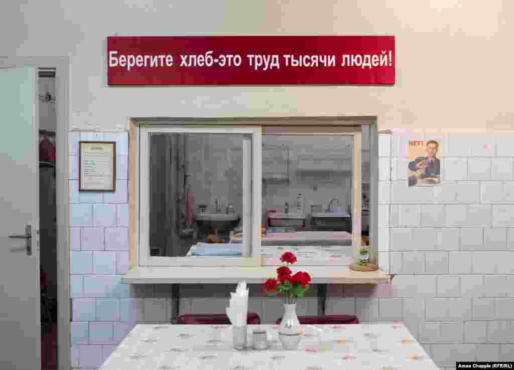 Столовая. В бункере было достаточно запасов, чтобы прокормить 250 человек в течение трех месяцев. Вряд ли кто-то думал о том, что в случае ядерной войны этот пропагандистский лозунг приобрел бы на самом деле зловещее содержание. 