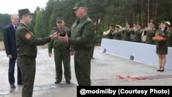 Павел Шабека атрымлівае сымбалічны ключ ад шляхаправоду ў Азярышчах, травень 2021