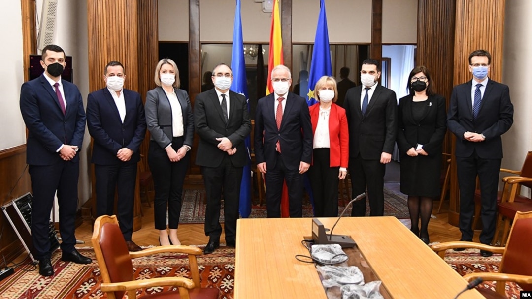 Членовите на Државната изборна комисија - ДИК - со претседателот на Парламентот, Талат Џафери, по свечената заклетва