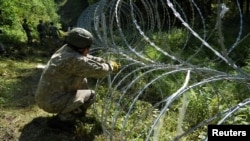 Расьцягваньне калючага дроту на мяжы Літвы і Беларусі