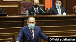 Премьер-министр Армении Никол Пашинян в парламенте, 27 сентября 2020 г.