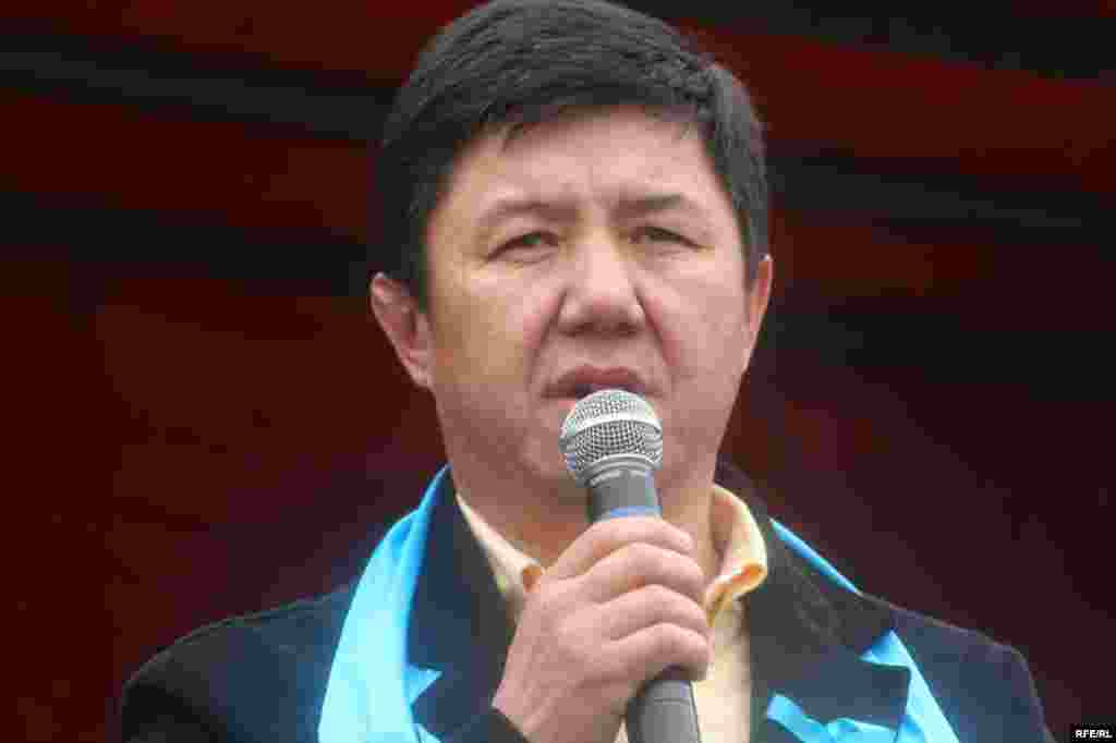Темир Сариев Сокулуктагы митингге катышып келди - Kyrgyzstan - Temir Sariev, the lider of party "Ak shumkar", in protest action of opposition forces, Bishkek,27marhc2009