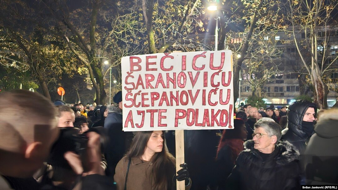 Transparent nakon kojeg je dio vlasti ustvrdio da protest organizuju 'kriminalni klanovi'