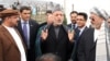 Карзаи вице президенты намзәте Фәхим Хан һәм Кәрим Халилине такъдим итә