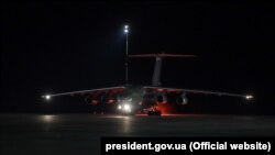 З Китаю до України прибув літак з тестами на коронавірус та іншим медичним вантажем