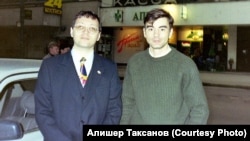 Алишер Таксанов (слева) и Петр Каримов. Москва, 1997 год.