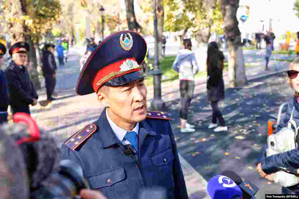 Әуезов аудандық полиция басқармасының бастығы полковник Әлішер Тұрсынбетов журналистер алдына шығып, "бұл экстремистік ҚДТ ұйымының рұқсат етілмеген митингі орны, бас прокуратура рұқсат етілмеген митингіге қатыспауды, азаматтарды заңды сақтауға шақырған" деп айтты. "Қоғамдық тәртіп бұзылған жағдайда азаматтар аудандық полиция бөлімшелеріне жеткізіледі, заңда қарастырылған шаралар қолданылады" деп ескертті. 