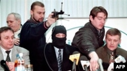 Александра Литвиненко (справа) и Михаила Трепашкина (слева), судя по опубликованному в Германии письму последнего, объединял интерес к делу о взрывах жилых домов в Москве