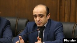 Ազգային ժողովի պատգամավոր Տարոն Սիմոնյանը («Լուսավոր Հայաստան»)