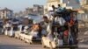 Refugiați palestinieni care au părăsit Rafah în fața amenințărilor israeliene, se îndreaptă spre Khan Younis. 6 mai 2024.