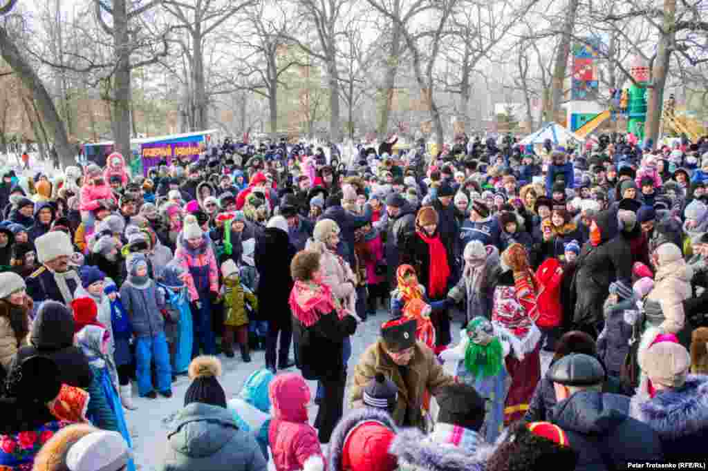 Языческие нюансы городской, не казачьей, Масленицы переплетались с нюансами политическими: нынешние народные гулянья были связаны с программой «Рухани жаңғыру» («Модернизация общественного сознания»). - Отрадно, что мы собираемся всем миром, не делясь ни по национальному, ни по конфессиональному, ни по этническому признаку, - говорит журналист, член политсовета областной партийной организации «Нур Отан» Галина Манцева. - Всегда вместе проводим Масленицу, Наурыз мейрамы, татарский Сабантуй и украинскую Сорочинскую ярмарку. Это укрепляет наше единство, мир и согласие. Особенно это актуально в свете тех программных задач, которые поставил президент в своей статье «Болашаққа бағдар: рухани жаңғыру» («Взгляд в будущее: модернизация общественного сознания». - Азаттык), где также говорится об укреплении гражданской идентичности, стабильности в обществе, о том, что мы должны беречь и любить свою родину.