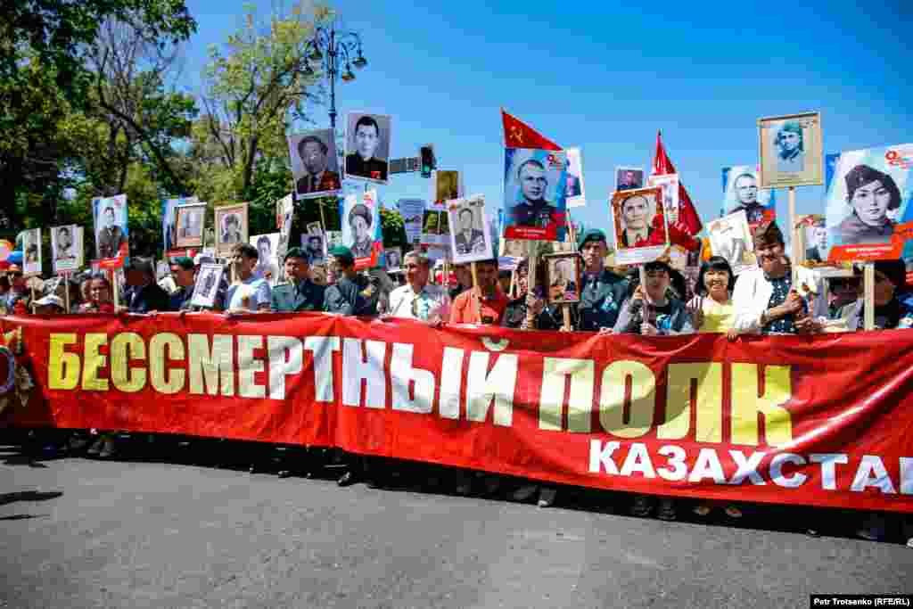 "Мәңгілік полк" шеруіне келгендер Алматыдағы Астана алаңынан бастап, 28 панфиловшылар паркіне дейін, 2 шақырымдай жол жүрді. 