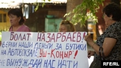 Gazagystanyň Almaty şäherindäki "Uş Koňyr" atly söwda nokatlarynyň işgärleri bu söwda nokatlarynyň eýesi Bolat Nazarbaýewi korrupsiýada aýyplap, piket geçirýärler. Almaty, 10-njy iýun, 2010.