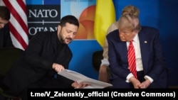 ABŞ-nyň prezidenti Donald Tramp (sagda) we ukrain prezidenti Wolodymyr Zelenski. Gaaga. 25-nji iýun, 2025 ý.