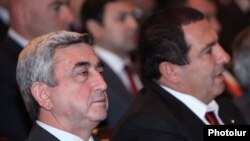 Президент Армении Серж Саргсян (слева) и Президент Национального олимпийского комитета Армении, лидер партии «Процветающая Армения» Гагик Царукян на съезде партии, Ереван, 12 февраля 2011 г. 