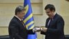 Президент України Петро Порошенко (ліворуч) і новий голова Одеської обласної державної адміністрації Міхеїл Саакашвілі. Одеса, 30 травня 2015 року