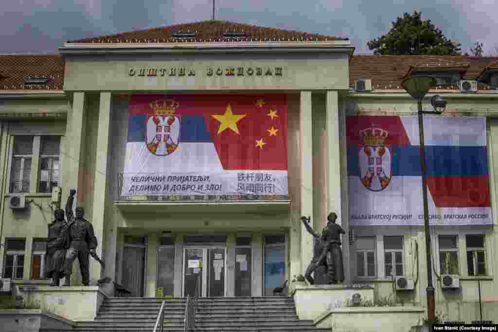 Банер на будинку місцевої влади в одному з районів Белграду, на якому зображені сербські і китайські прапори і сербські і російські прапори. 13 квітня. Напис ліворуч: «Міцні друзі разом у радості і в скорботі!» І праворуч: «Дякуємо, братня Росіє!»