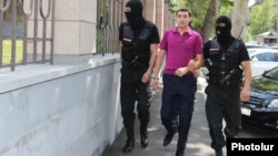 Полицейские в масках сопровождают Тиграна Хачатряна в суд, Ереван, 27 июля 2015 г․