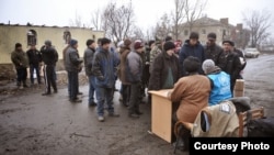 Ілюстраційне фото. Видача гуманітарної допомоги, Нікішине, Донецька область. Грудень 2015 року