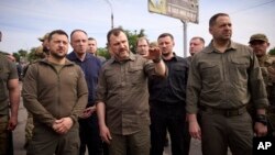 Președintele Zelenski le-a mulțumit salvatorilor, în timpul vizitei sale din 8 iunie în regiunile afectate de inundații. 