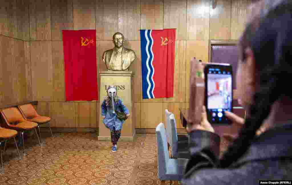 Туристы фотографируются перед бюстом Ленина (партийная кличка коммунистического вождя написана по-латышски: Lenins). Сегодня в бомбоубежище может побывать любой желающий, хотя фотографировать в некоторых помещениях до сих пор запрещено. 