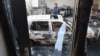 Мешканець села Булар-Батир поруч зі спаленими автами в його дворі, 8 лютого 2020 року