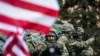 Люди з прапорами США вітають військових НАТО, Прага, 30 березня 2015 року