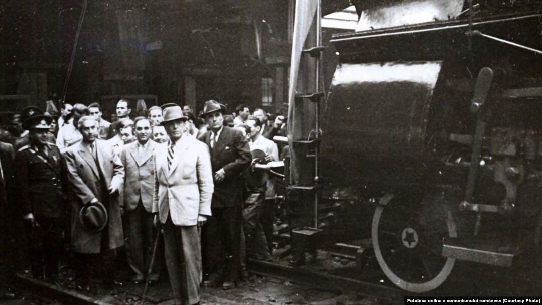 1 Mai. Ceferiştii predau guvernului un tren, cadou de 1 Mai. Sunt de față, în Gara de Nord, Gheorghiu-Dej, Petru Groza, generalul Vasiliu Răşcanu ş.a.(02.05.1946) Fototeca online a comunismului românesc,cota:18/1946