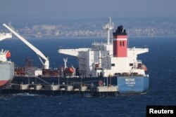 Российский нефтяной танкер "Пегас" в турецком порту, 16 января 2022 года