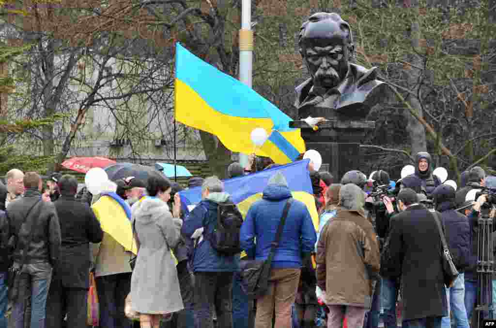 Проукраїнські активісти під час антивоєнної демонстрації біля пам'ятника Тарасу Шевченку в Сімферополі. 7 березня 2014 року