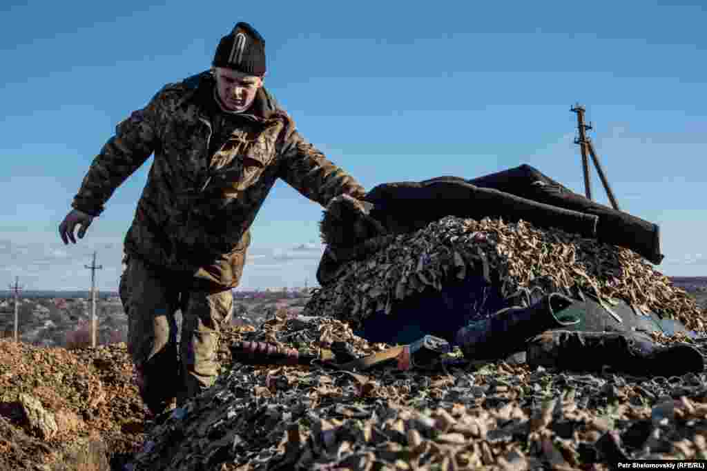 Укрраинский военный на позициях у Зайцева. 